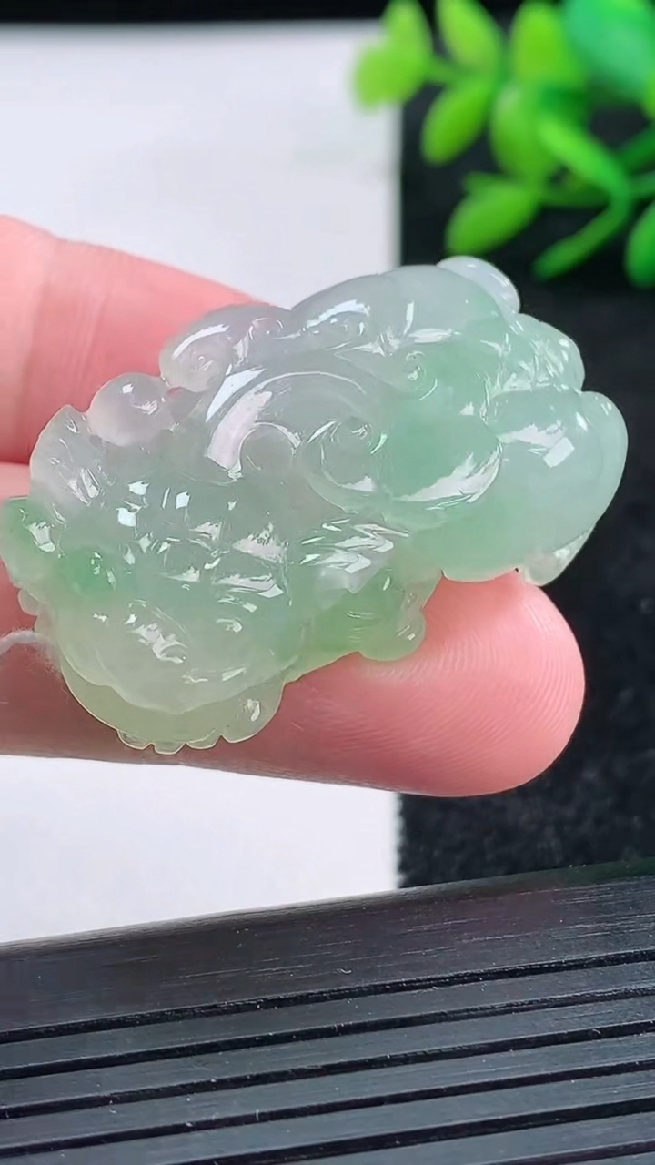 天然A货翡翠貔貅吊坠尺寸37.2-21.4-11.9重量:22.40g
3月25日