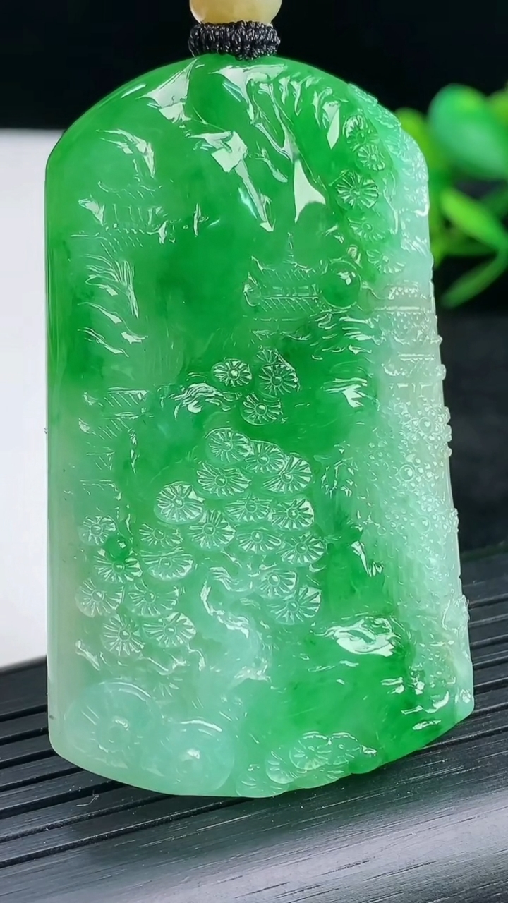 天然A货翡翠山水牌吊坠尺寸59-35.7-5.8重量:32.78g
3月25日