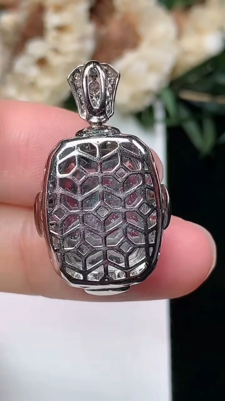 天然A货翡翠无事牌吊坠，尺寸28.5-16.8-8.2，裸石15.4-11.4，重量:4.28g
3月25日，重量:4.28g