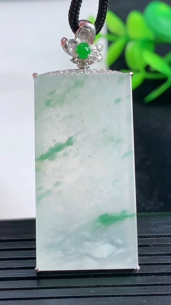 天然A货翡翠种飘花无事牌吊坠尺寸48.8-38.6-20-5.9重量:2.48g
3月25日