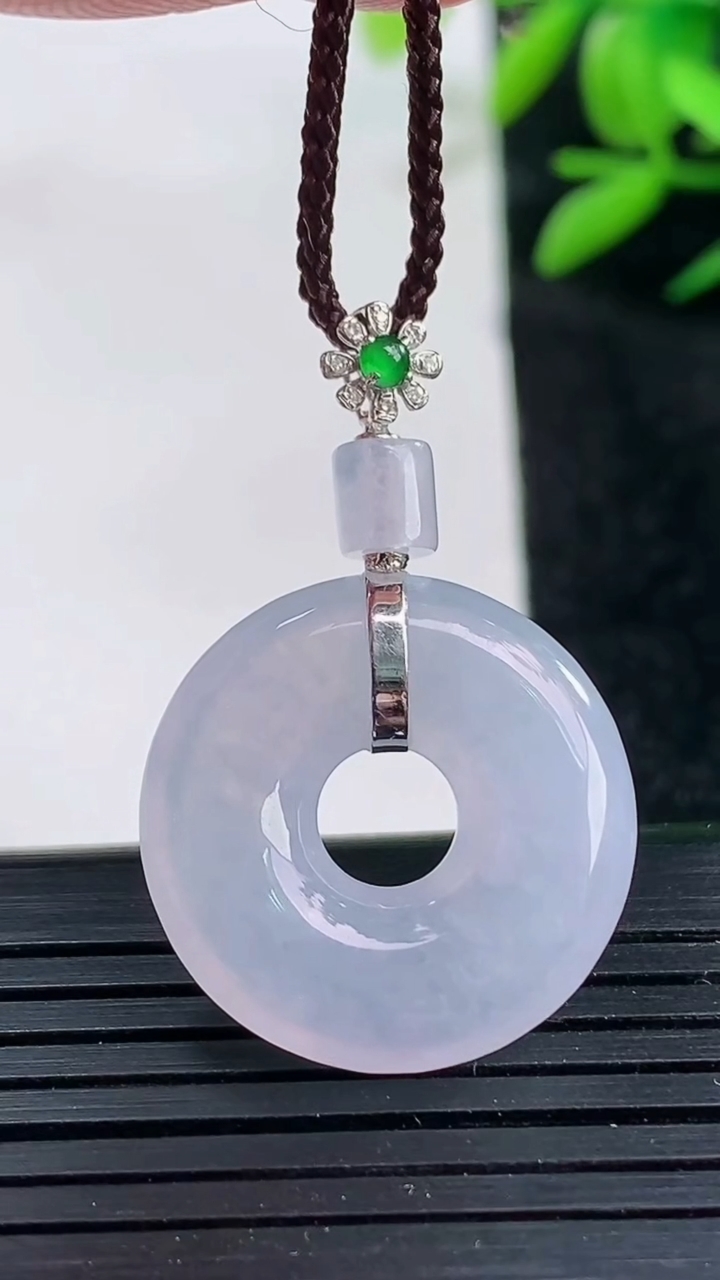 天然A货翡翠种紫罗兰平安环吊坠尺寸33.7-21.3-4.8重量:4.82g
3月25日