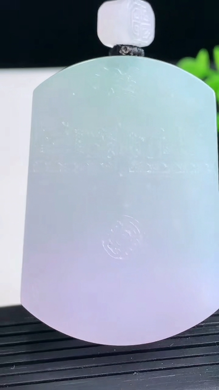 天然A货翡翠紫罗兰仿古无事牌吊坠尺寸49.6-34.8-10.8重量:59.67g
3月25日