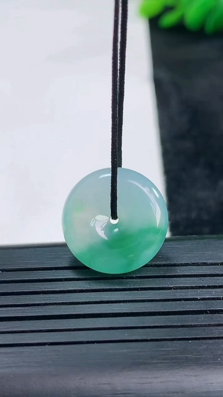 天然A货翡翠飘花平安扣吊坠尺寸17.8-5.5重量:3.74g
3月25日