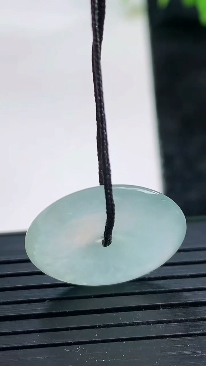 天然A货翡翠平安扣吊坠尺寸20.6-3.8重量:3.59g
3月25日