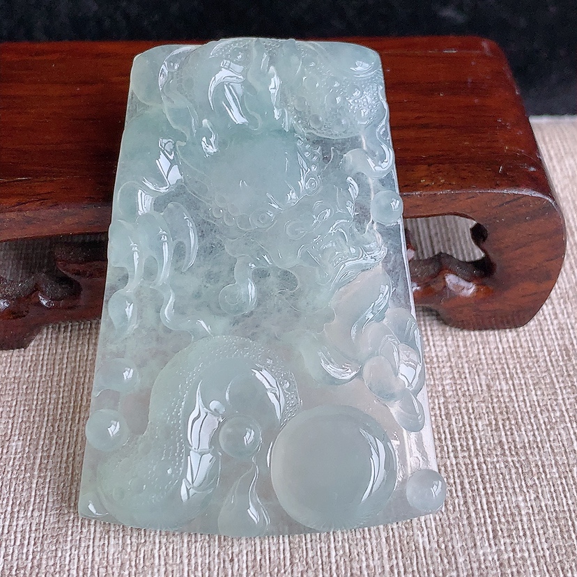 天然A货翡翠晴水龙牌吊坠 
尺寸61.4-42-6.2mm 重量30.96g 0324