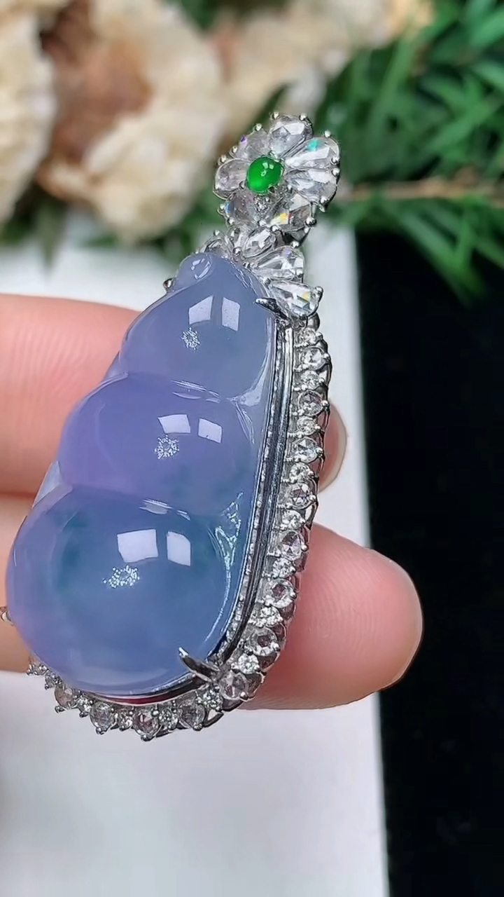 天然A货翡翠紫罗兰 飘花福豆吊坠，尺寸40.2-19.3-13.9，裸石27-15，重量:10.15g
3月25日