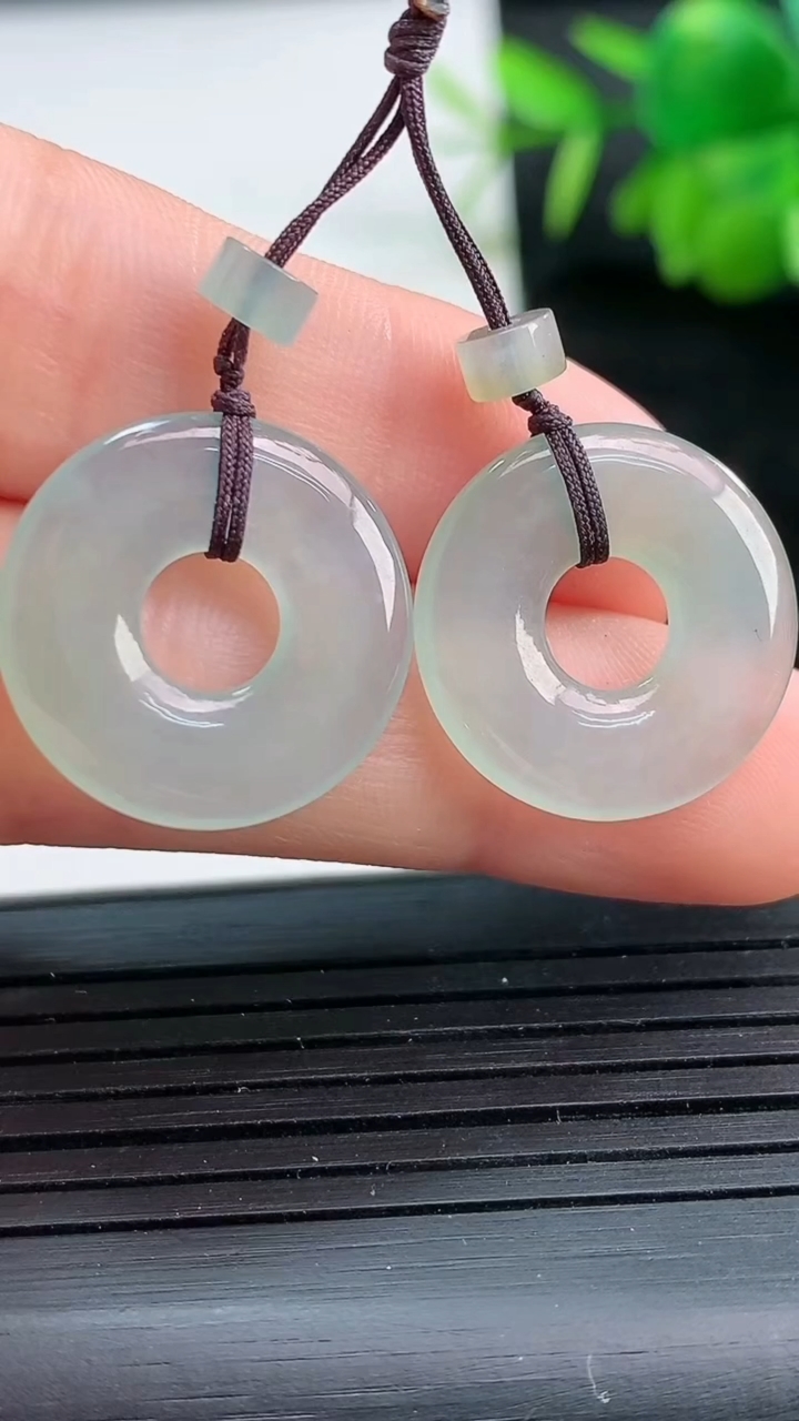 天然A货翡翠平安环吊坠一对尺寸17.9-2.5重量:3.75g
3月25日