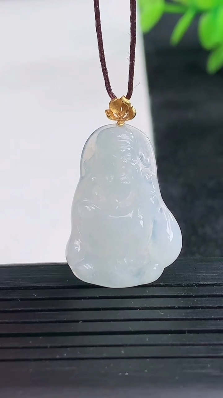 天然A货翡翠财神爷吊坠尺寸24.8-16.5-4.4重量:3.44g
3月25日