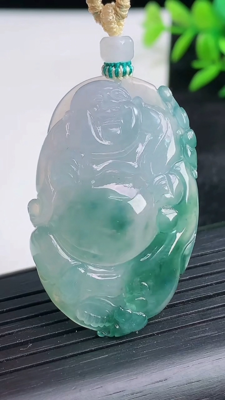 天然A货翡翠冰种飘花布袋佛吊坠尺寸43.4-28.5-8.8重量:17.88g
3月25日