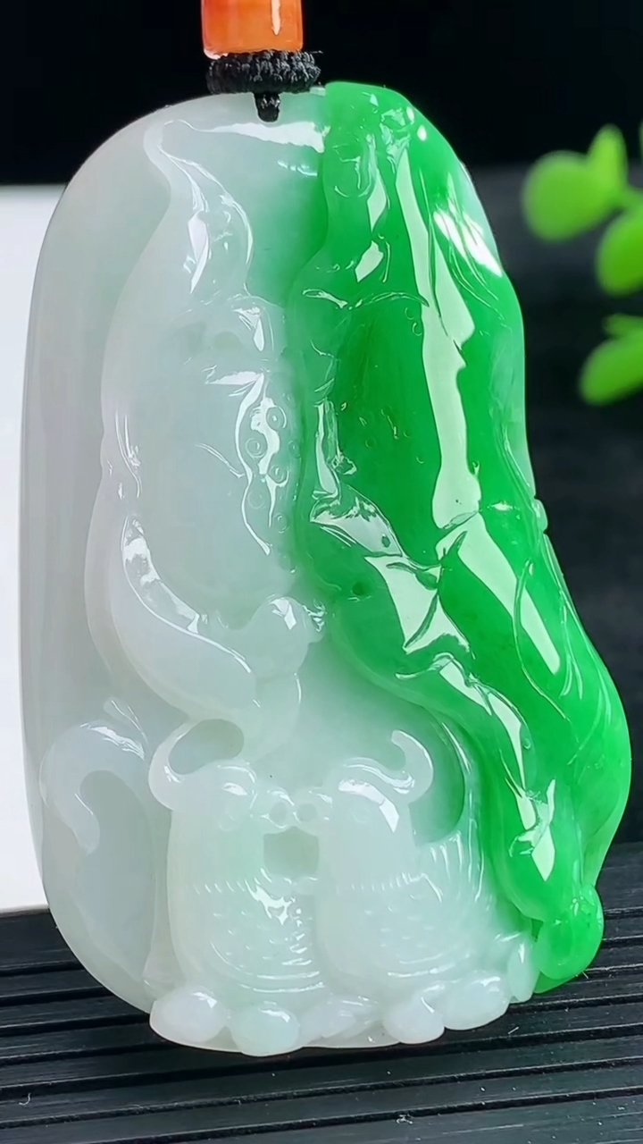 天然A货翡翠和和美美 荷花吊坠尺寸56.2-35.5-8.3重量:35.46g
3月25日