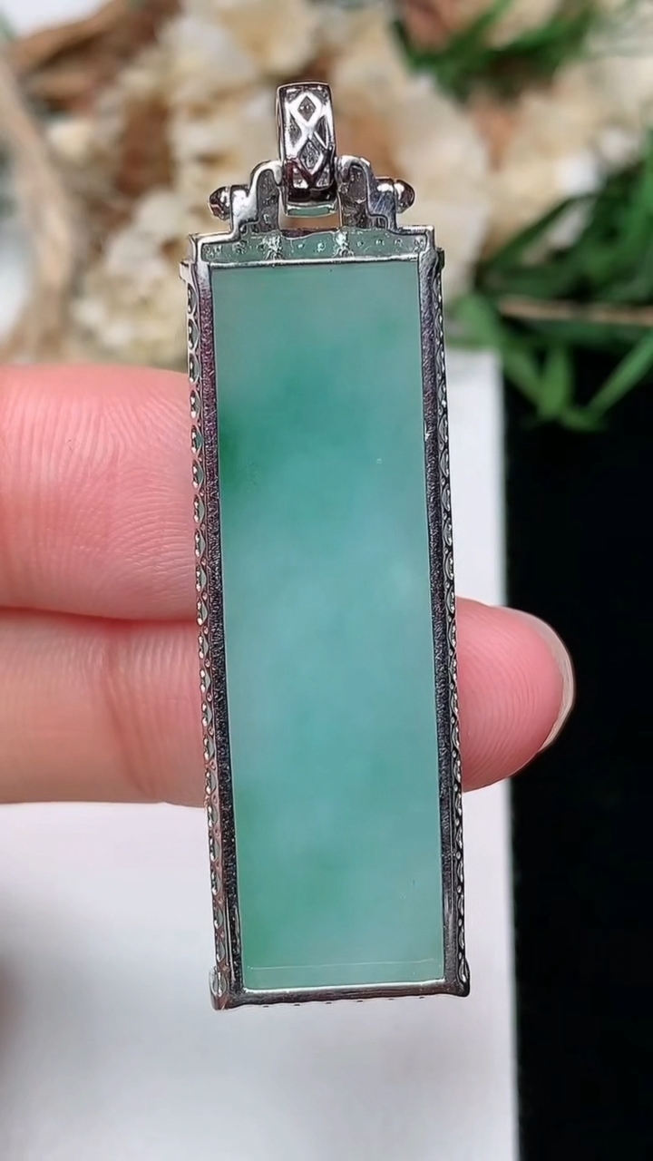 天然A货翡翠无事牌吊坠，尺寸38-13-6.2，重量:8.83g
3月25日