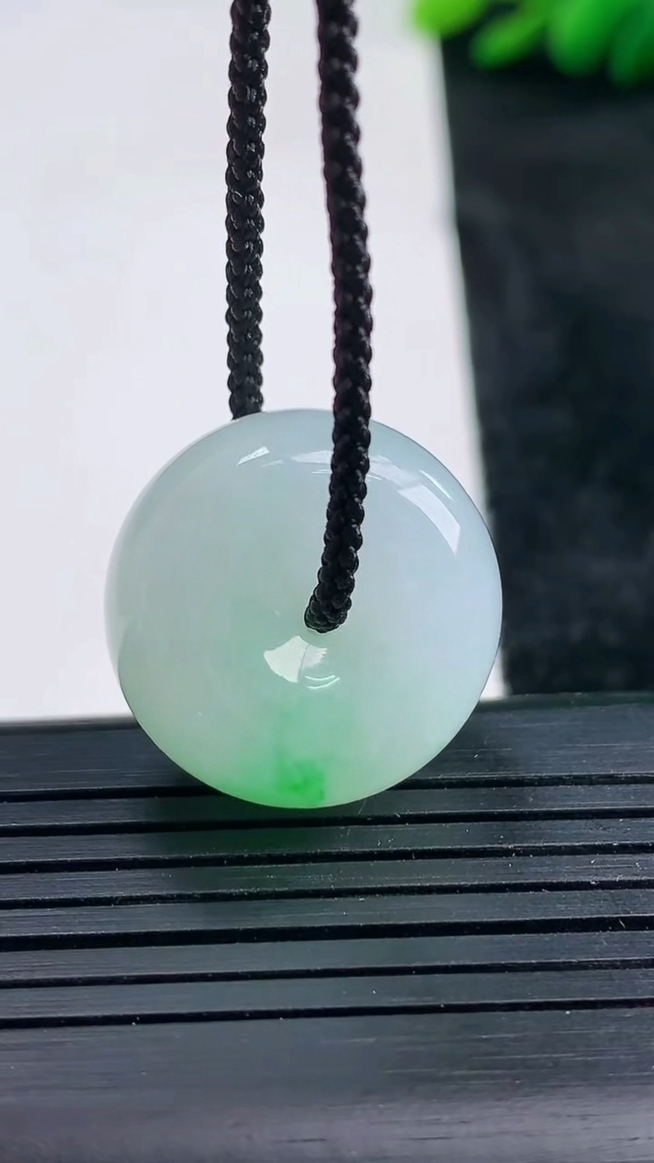 天然A货翡翠路路通吊坠尺寸21.7-11重量:11.59g
3月25日