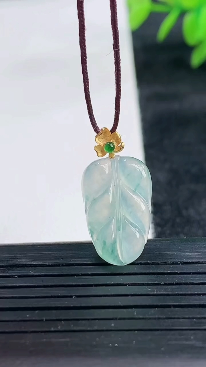 天然A货翡翠种飘花金枝玉叶 叶子吊坠尺寸18.5-11.5-3.3重量:1.62g
3月25日