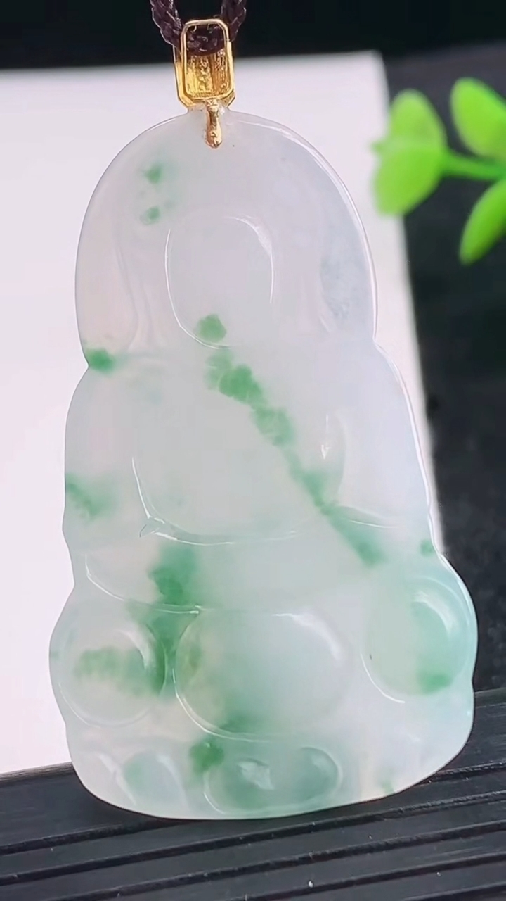 天然A货翡翠18K金飘花观音菩萨吊坠尺寸47-27.7-4.4重量:9.53g
3月25日