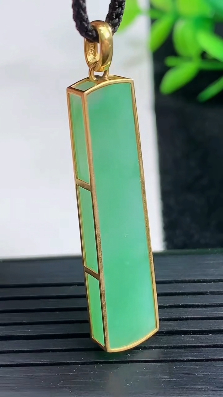 天然A货翡翠无事牌吊坠尺寸38.9-9-4.5重量:5.75g
3月25日