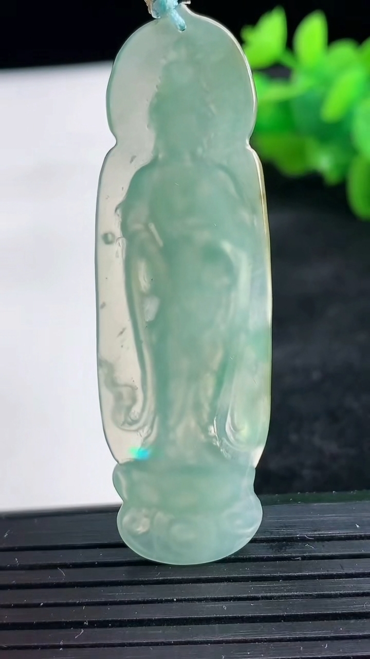 天然A货翡翠观音菩萨吊坠尺寸60.1-18.8-4.2重量:8.09g
3月25日