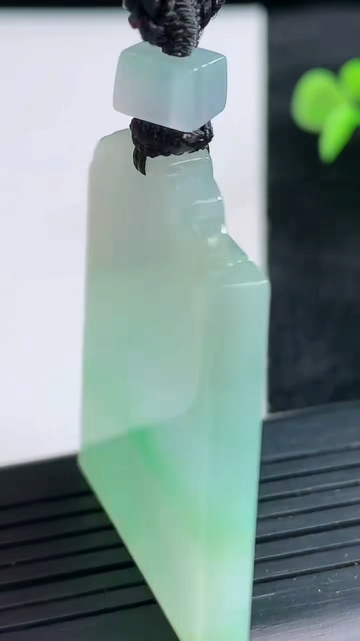 天然A货翡翠无事牌吊坠尺寸43.7-30-5.7重量:24.66g
3月25日