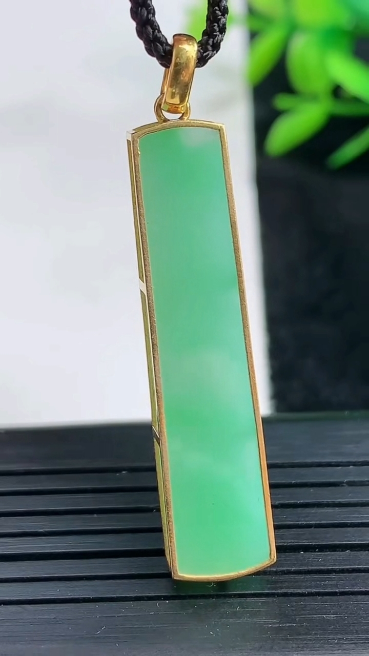 天然A货翡翠无事牌吊坠尺寸38.9-9-4.5重量:5.75g
3月25日