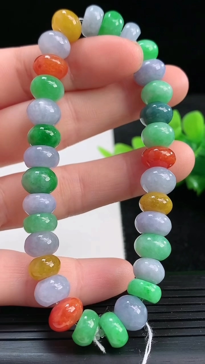 天然A货翡翠四彩算盘珠手串尺寸8.5-4.2重量:29.27g3月25日
工厂直销收藏佳品,种好水足，色泽均匀，有种有色，上手高大气！