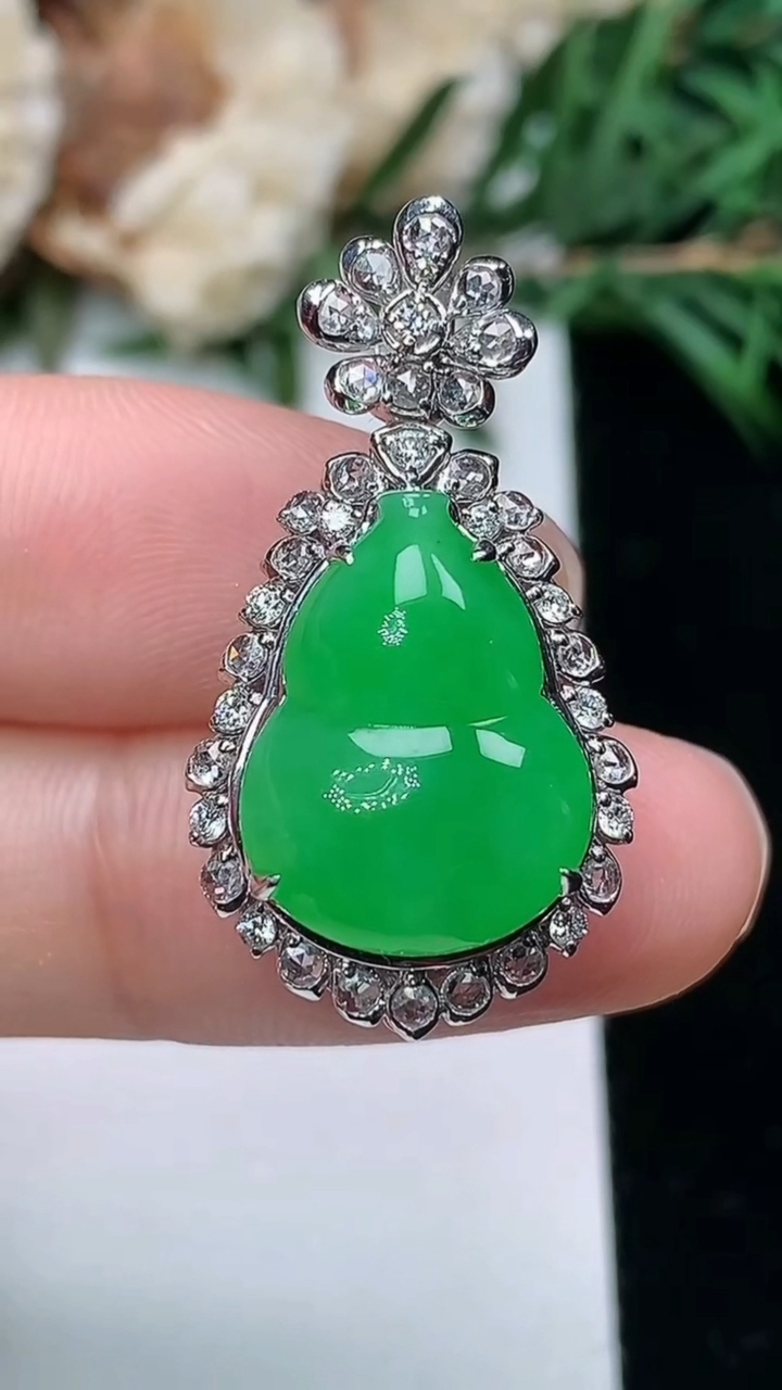 天然A货翡翠葫芦吊坠，尺寸29.7-15.9-12，裸石15.7-11.9
3月25日，重量:4.9