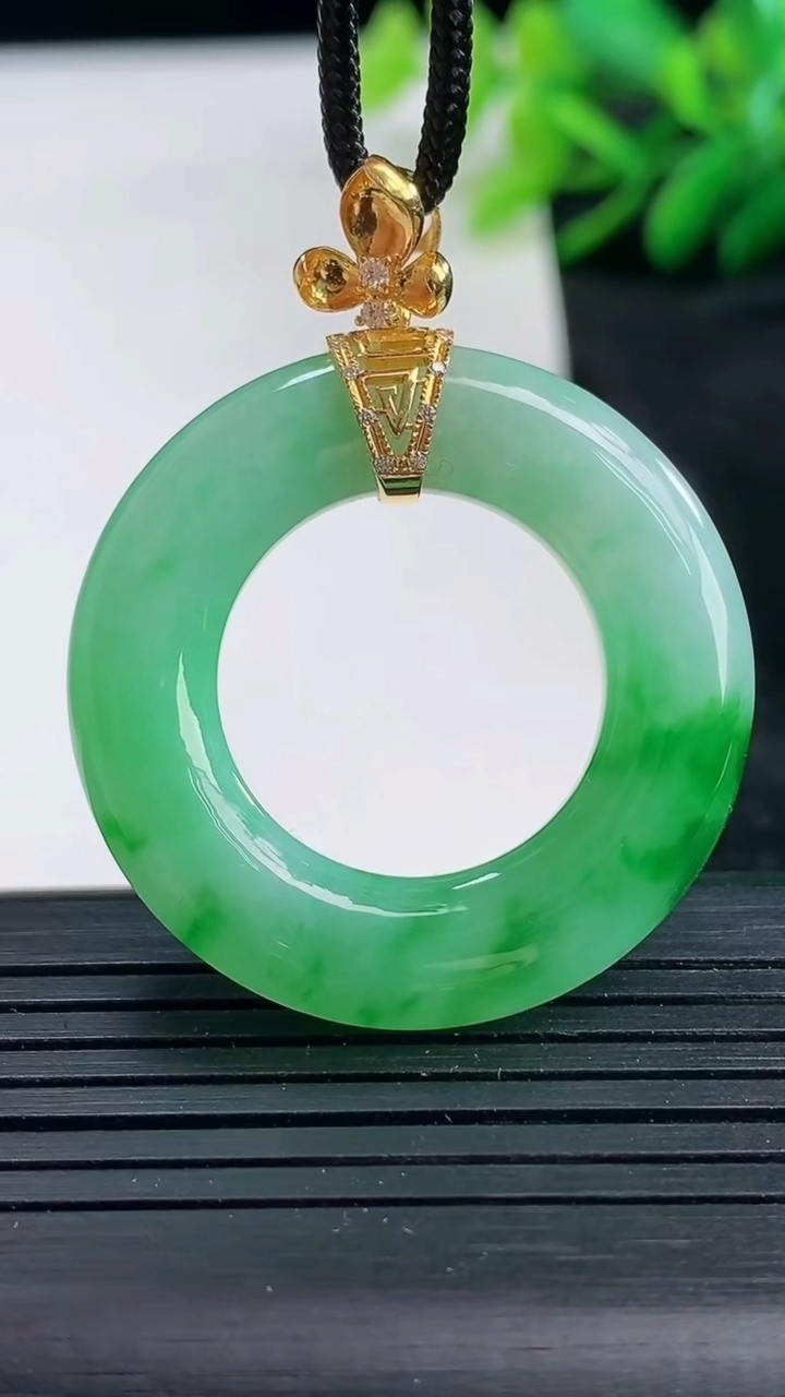 天然A货翡翠平安环吊坠尺寸33.6-5.7重量:10.79g
3月25日