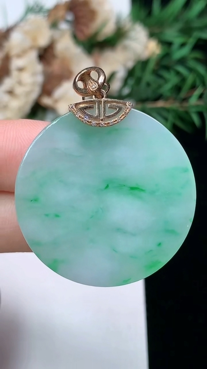 天然A货翡翠无事牌吊坠，尺寸31.8-3.2，重量:9.62g
3月25日