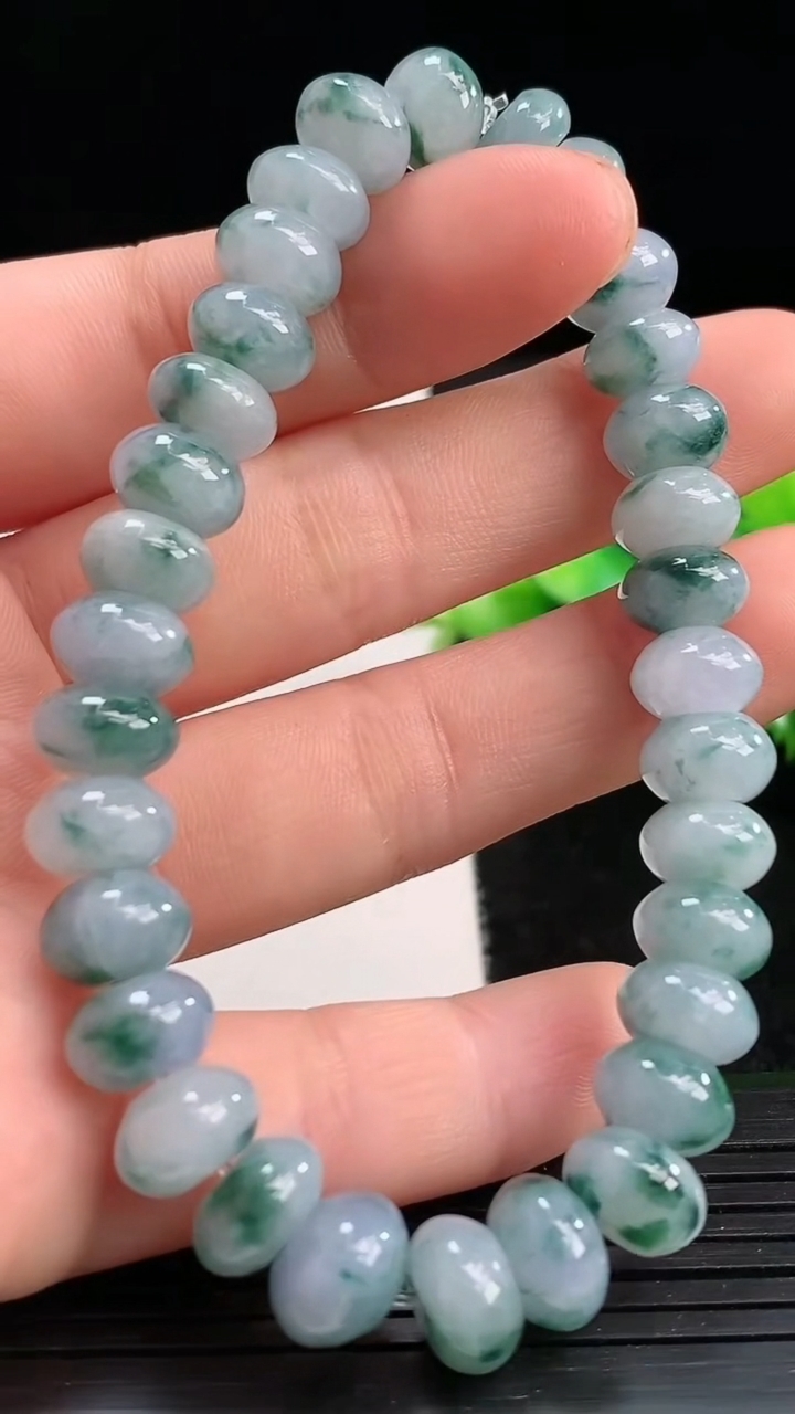天然A货翡翠飘花算盘珠手串尺寸9-4.8重量:26.67g3月25日
工厂直销收藏佳品,种好水足，色泽均匀，有种有色，上手高大气！