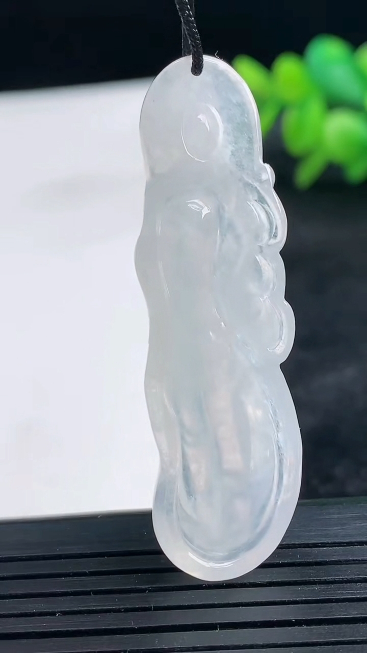 天然A货翡翠观音菩萨吊坠尺寸50.1-15.3-5.7重量:8.78g
3月25日