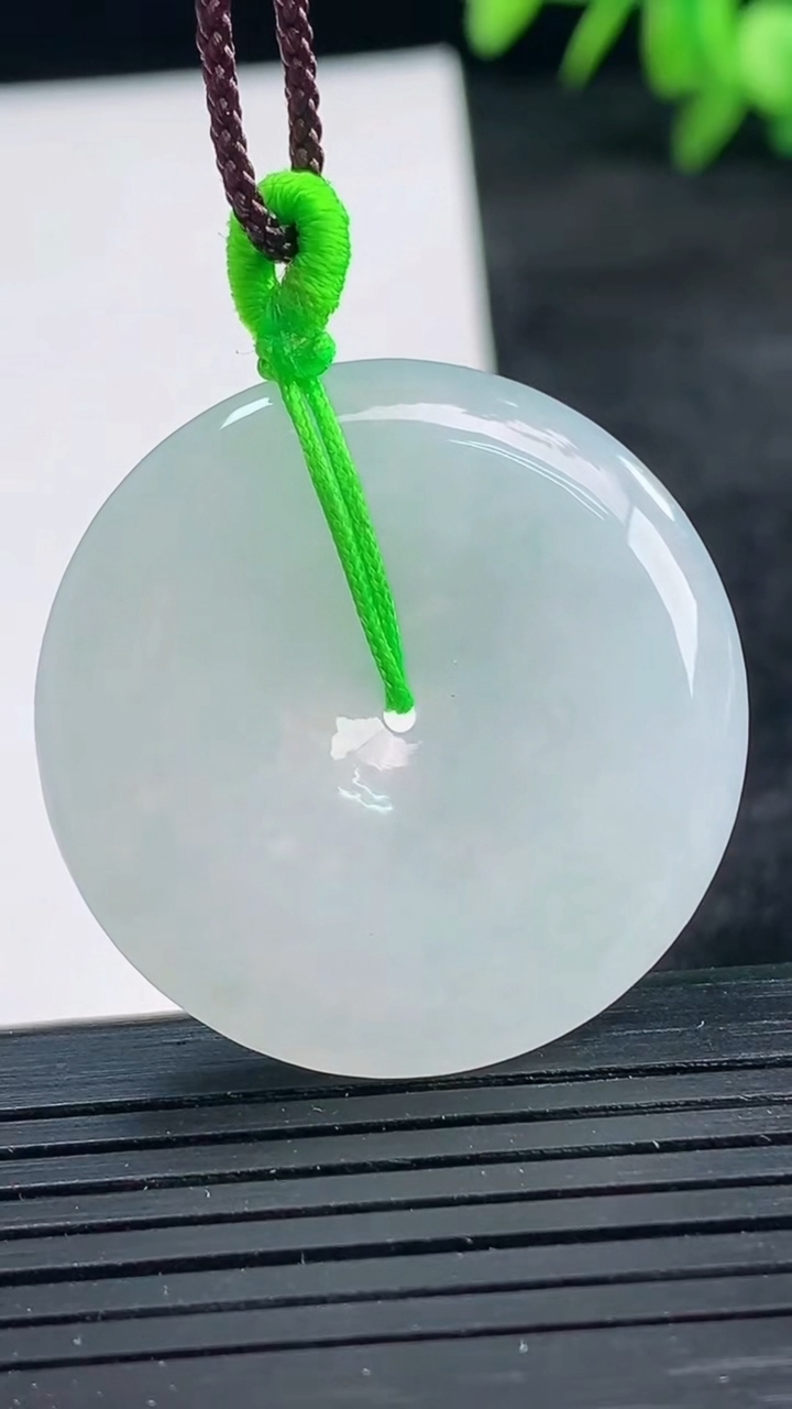 天然A货翡翠平安扣吊坠尺寸32.7-5.7重量:13.68g
3月25日