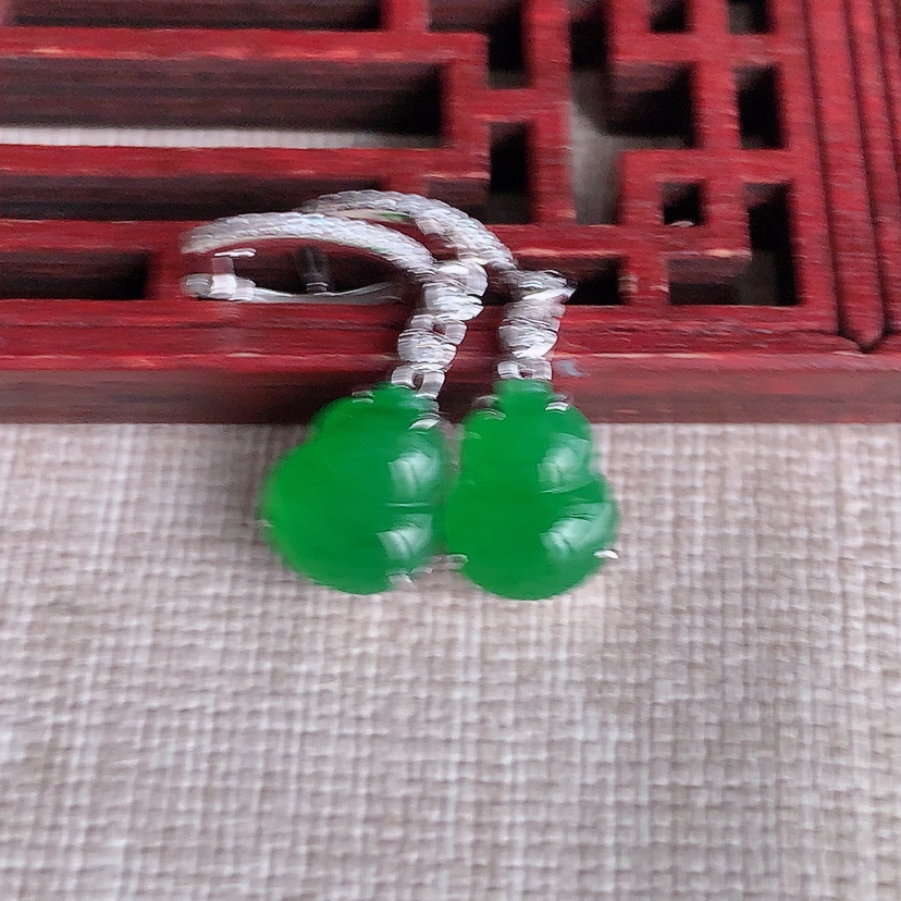 天然A货翡翠18K金伴钻镶嵌阳绿葫芦耳坠 
尺寸10.4-8.5-5mm 重量3.75g 0324