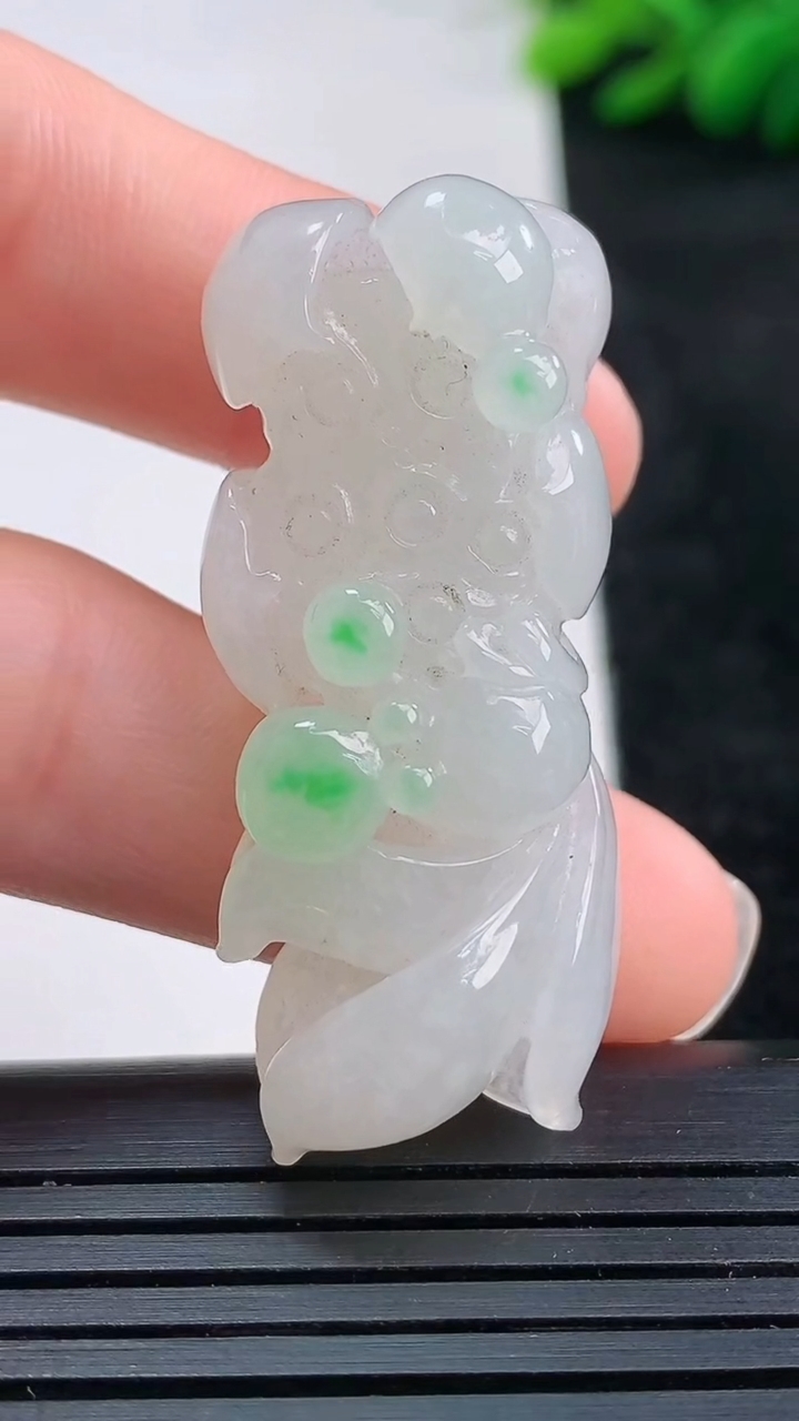 天然A货翡翠和和美美 荷花吊坠尺寸18.2-41.4-13.5重量:15.74g
3月25日