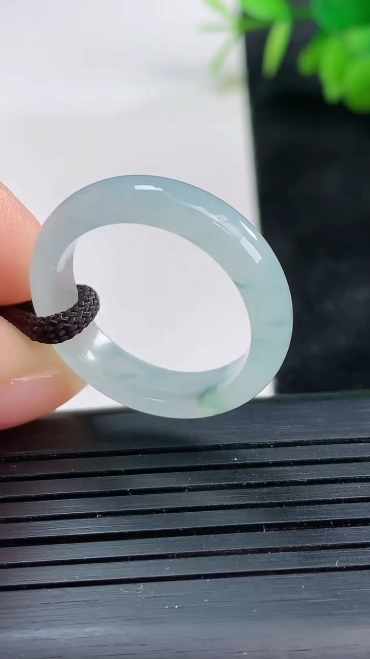 天然A货翡翠飘花指环戒指尺寸19.4-5.2-2.9重量:3.29g2026年3月25日
工厂直销收藏佳品,种好水足，色泽均匀，有种有色，上手高大气！