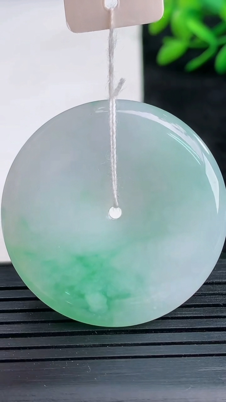 天然A货翡翠平安扣吊坠尺寸37.9-5.3重量:17.24g
3月25日