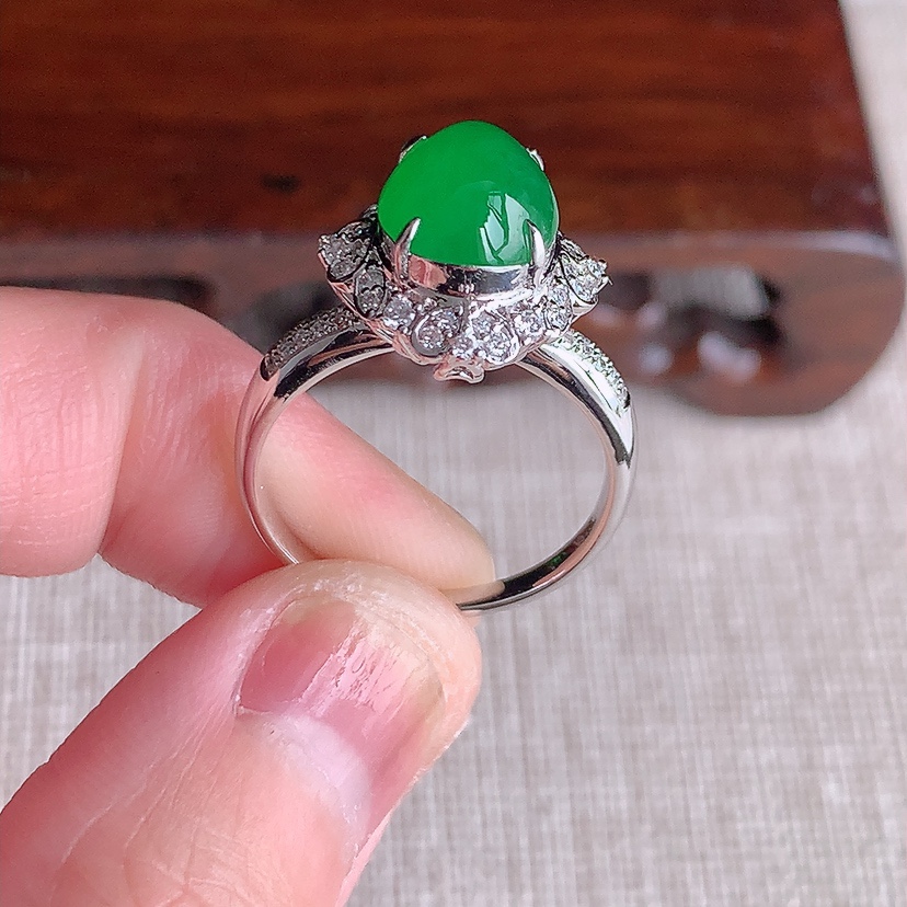 天然A货翡翠18K金伴钻镶嵌阳绿蛋面戒指 圈口17.5裸石
尺寸9.7-8mm 重量4.38g 03