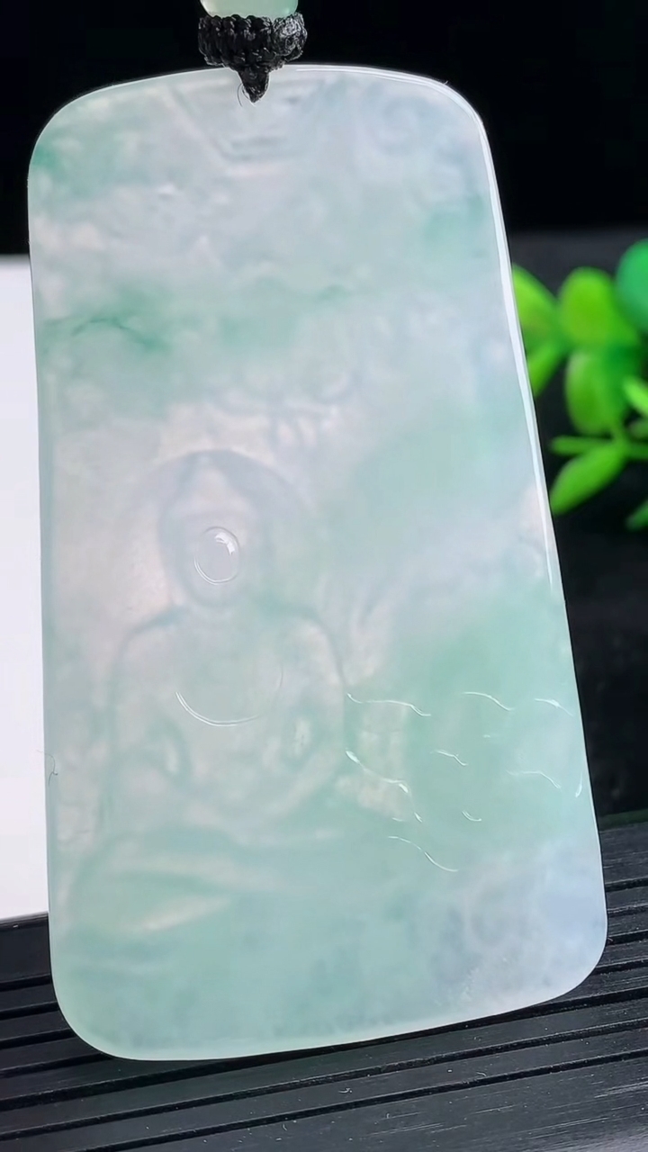 天然A货翡翠大日如来吊坠尺寸65.5-38.3-5.1重量:36.87g
3月25日