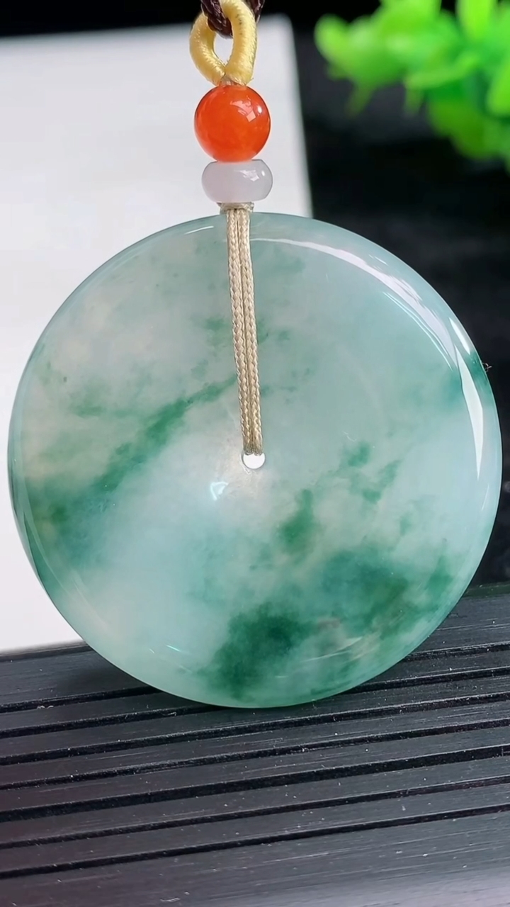 天然A货翡翠飘花平安扣吊坠尺寸39.6-5.6重量:20.83g
3月26日