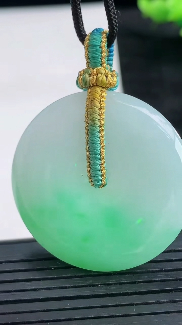 天然A货翡翠平安扣吊坠尺寸38.1-6.4重量:20.00g
3月26日