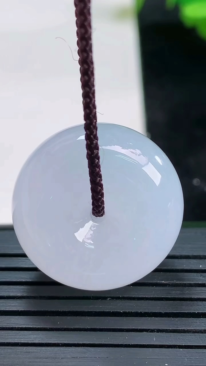 天然A货翡翠紫罗兰路路通吊坠尺寸23.2-11.4重量:13.29g
3月26日