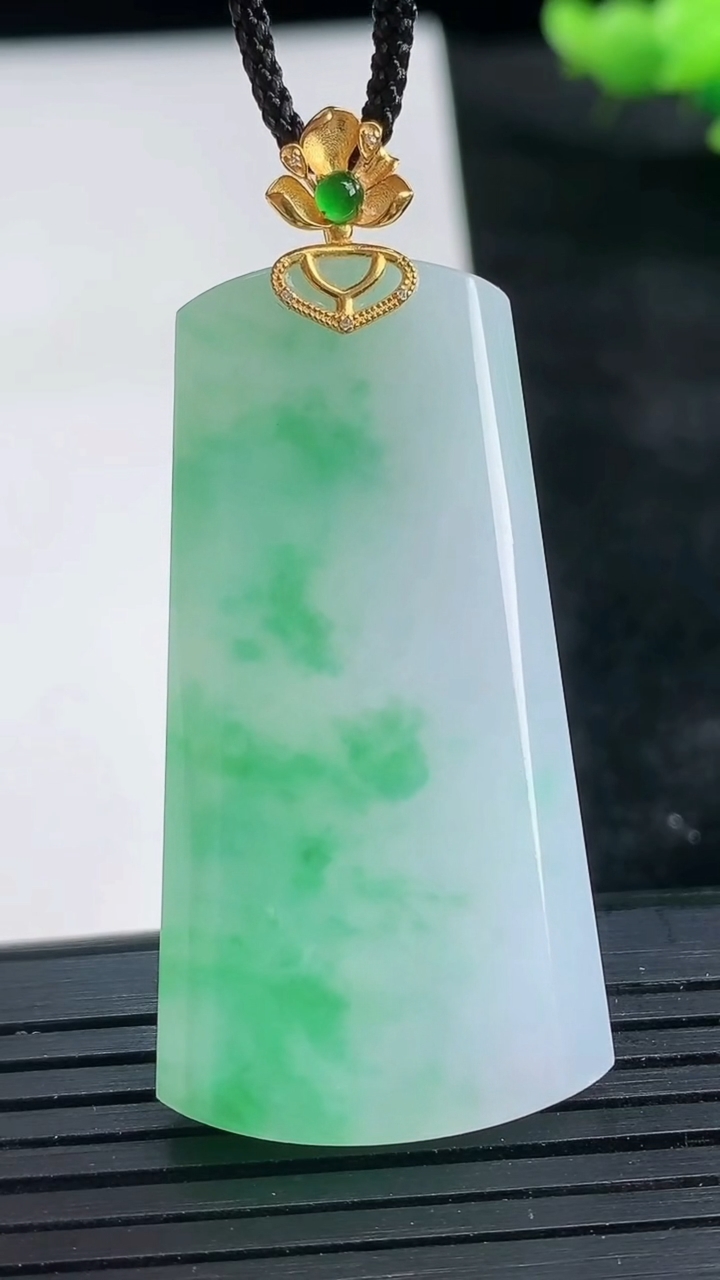 天然A货翡翠无事牌吊坠尺寸45.1-23.7-5.2重量:15.93g
3月26日