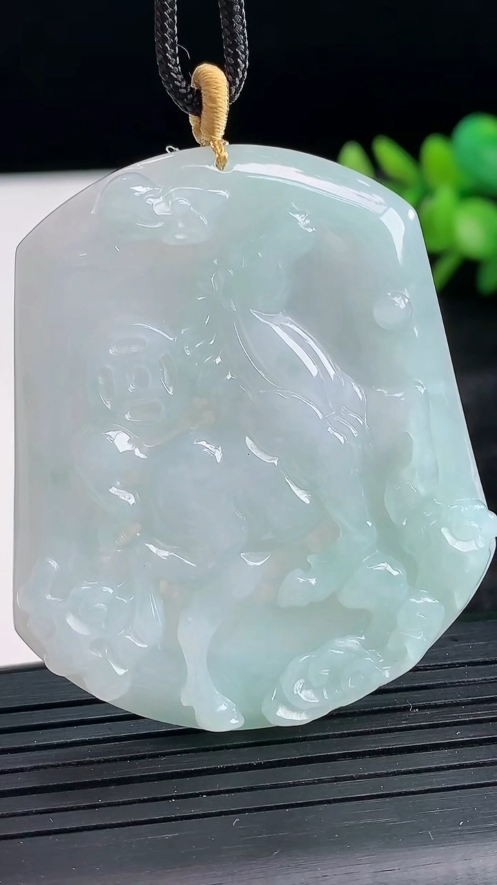 天然A货翡翠生肖马吊坠尺寸53.3-45.7-5.3重量:26.30g
3月26日