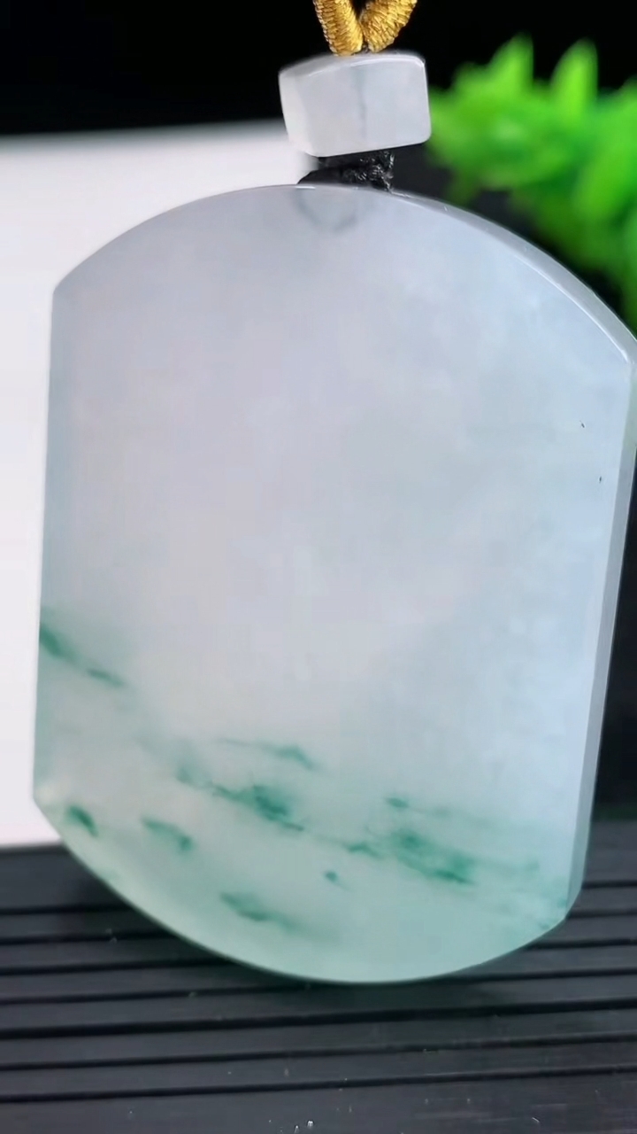 天然A货翡翠种飘花无事牌吊坠尺寸51.3-37.9-6重量:37.09g
3月26日