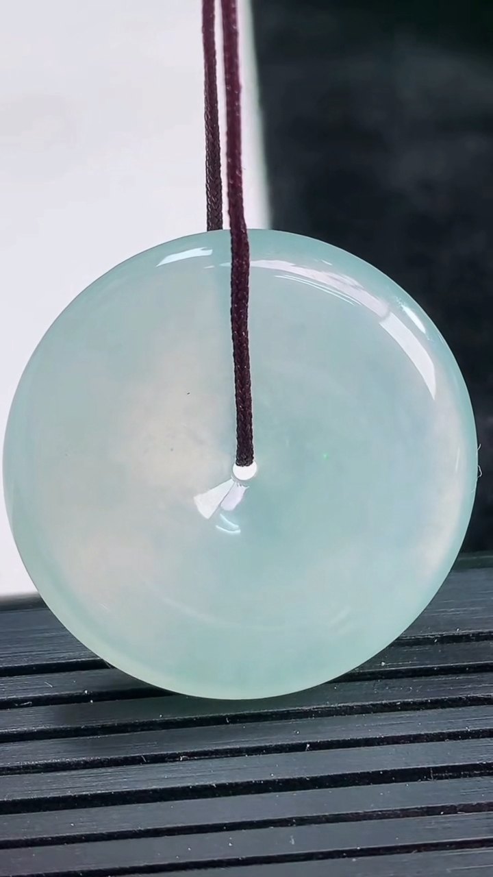 天然A货翡翠平安扣吊坠尺寸29.6-5.7重量:10.95g
3月26日