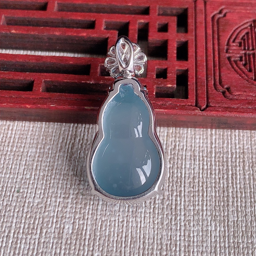 天然A货翡翠18K金伴钻镶嵌紫罗兰葫芦吊坠 
尺寸32.5-23-15.2-9.6mm 重量7.78