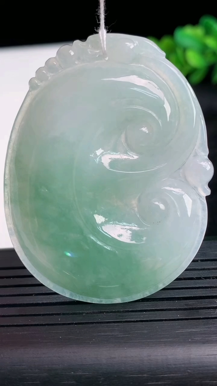 天然A货翡翠如意吊坠尺寸54.1-47.6-5.7重量:23.89g
3月26日