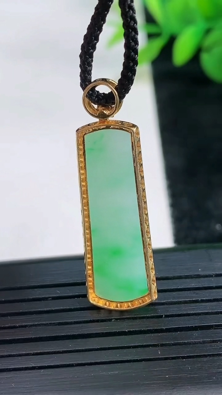 天然A货翡翠无事牌吊坠尺寸35.5-10.9-5重量:3.44g
3月26日