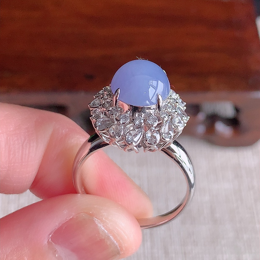 天然A货翡翠18K金伴钻镶嵌紫罗兰蛋面戒指 圈口17.4裸石
尺寸9.6-8.3mm 重量4.08g 0324