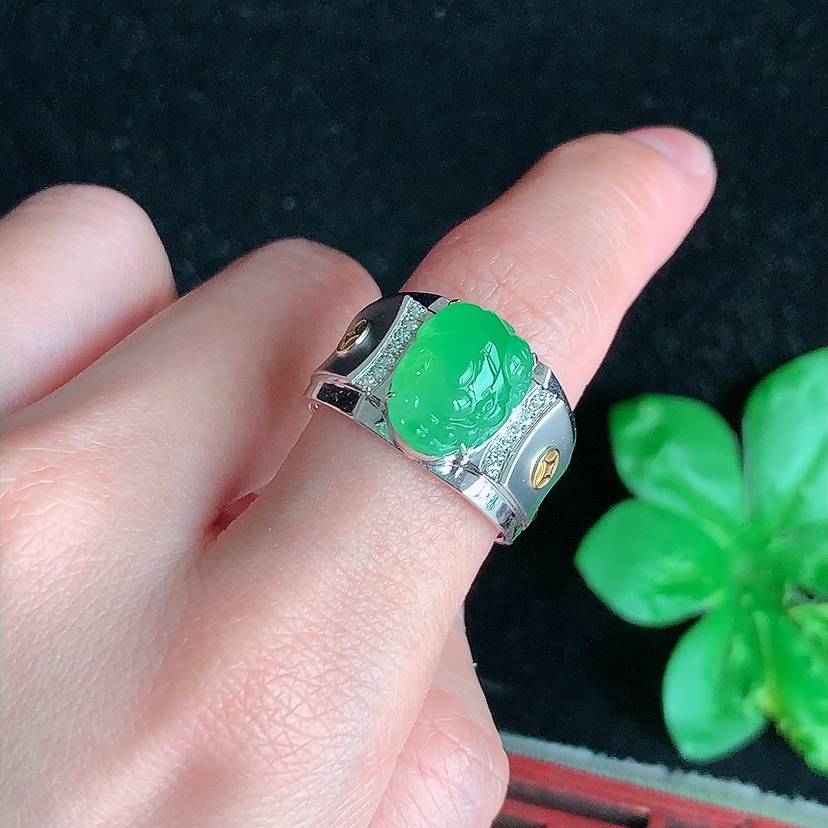天然A货翡翠18K金伴钻镶嵌甜绿招财貔貅戒指 圈口19.5裸石
尺寸12.6-9.6mm 重量6.33g 0324