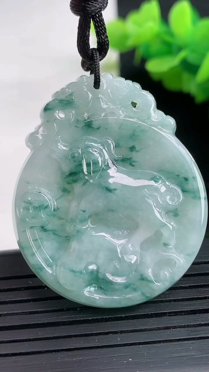 天然A货翡翠飘花生肖猪吊坠尺寸40.6-34.3-5.3重量:15.50g
3月26日