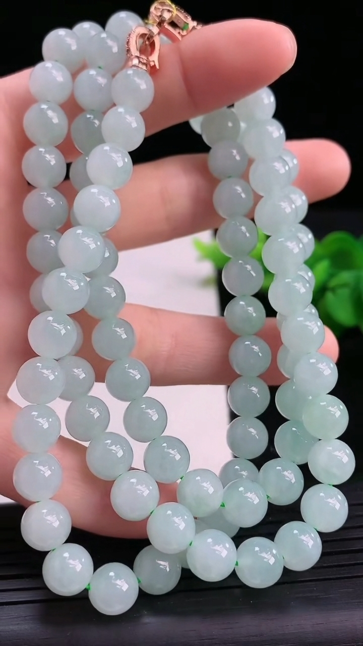 天然A货翡翠圆珠项链尺寸7.5-88颗重量:72.45g3月26日
工厂直销收藏佳品,种好水足，色泽均匀，有种有色，上手高大气！