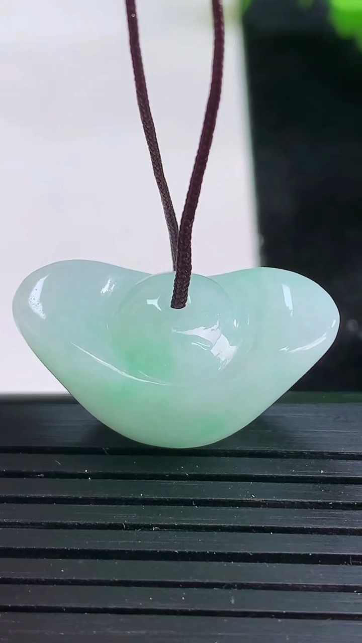 天然A货翡翠元宝吊坠尺寸14.3-25.5-12.7重量:8.19g
3月26日